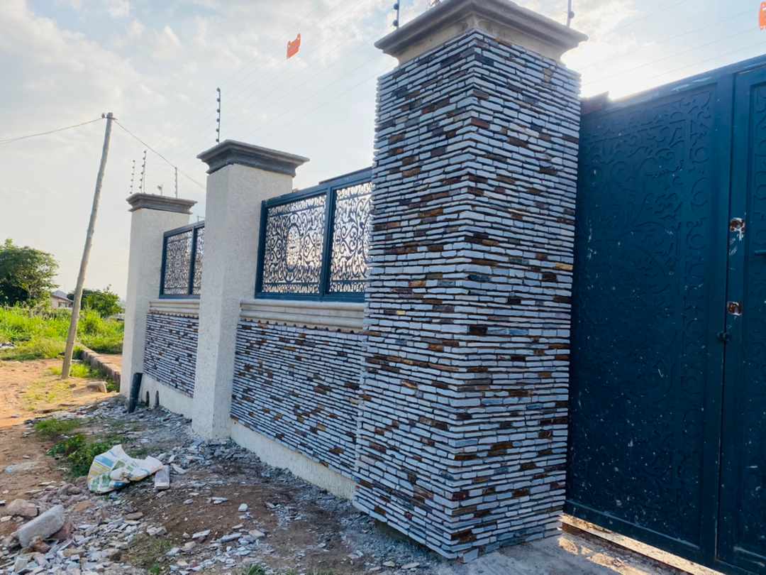 Stone fence with metal panels
